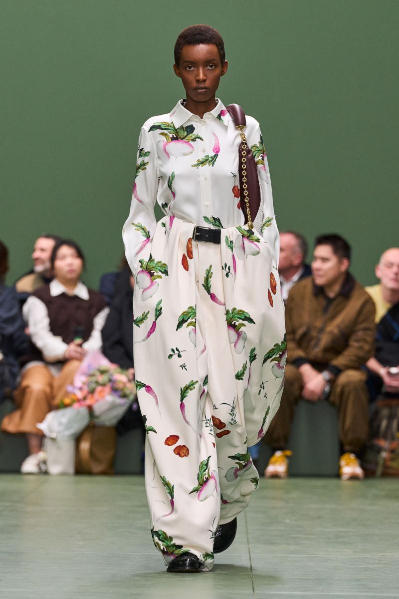 LOEWE FW24 WW SHOW RUNWAY LOOK 14 FRONT RGB CROPPED 2X3