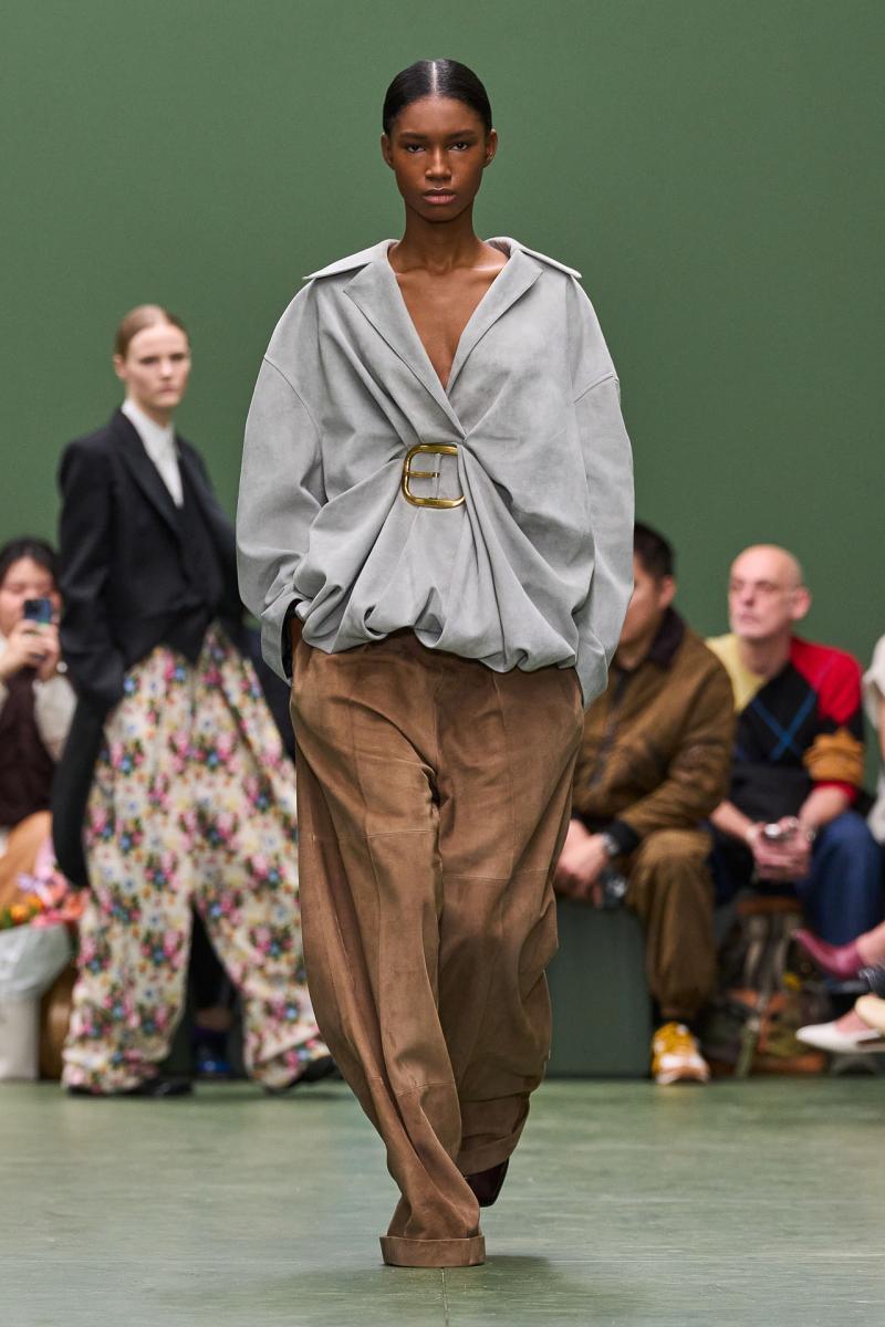 LOEWE FW24 WW SHOW RUNWAY LOOK 22 FRONT RGB CROPPED 2X3