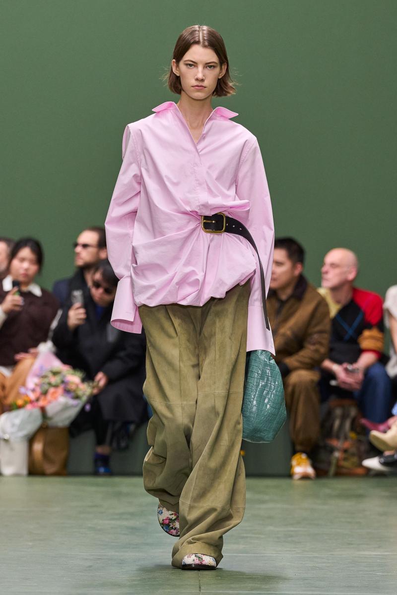 LOEWE FW24 WW SHOW RUNWAY LOOK 33 FRONT RGB CROPPED 2X3