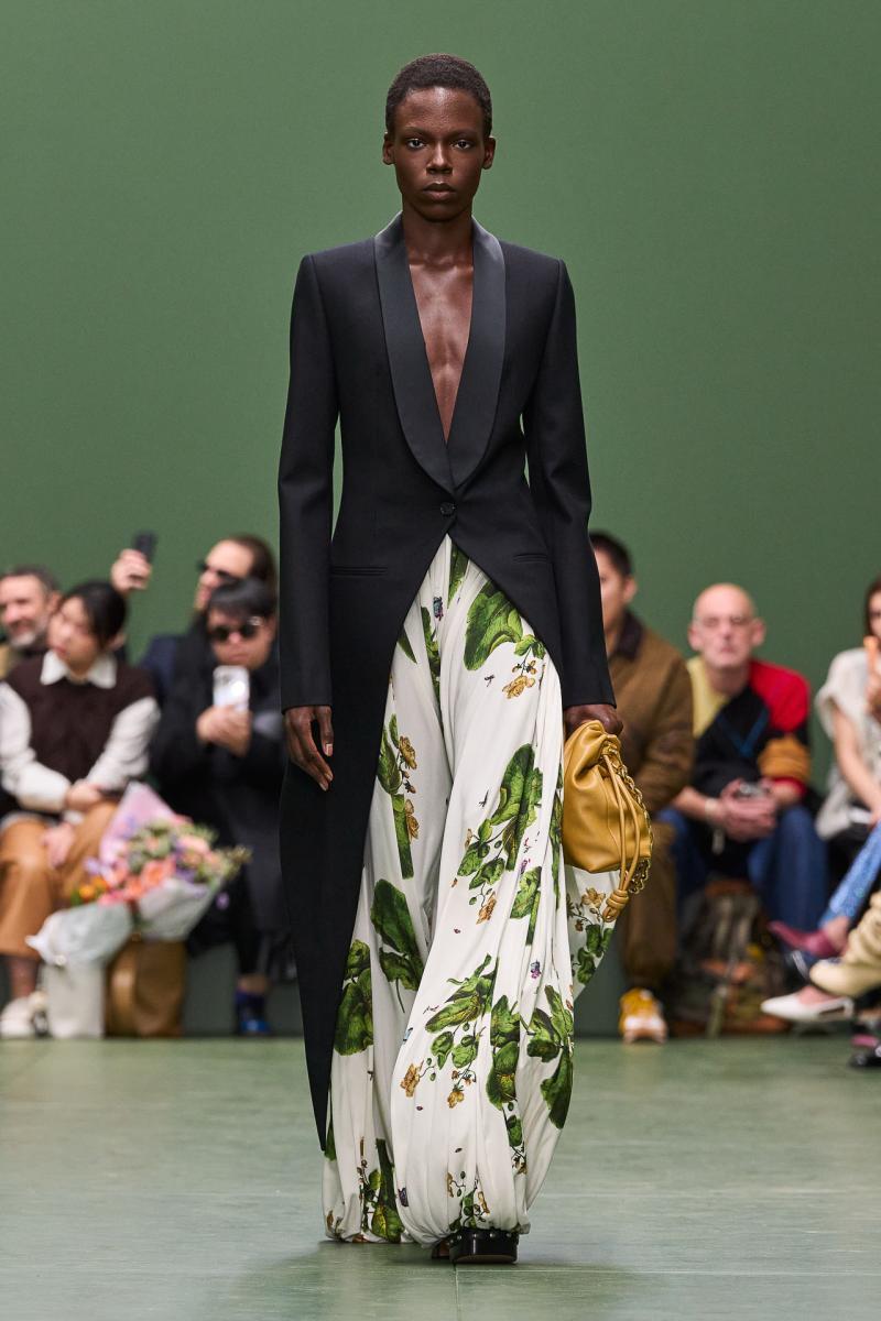 LOEWE FW24 WW SHOW RUNWAY LOOK 5 FRONT RGB CROPPED 2X3