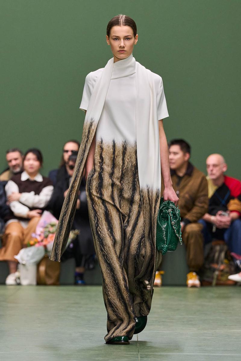 LOEWE FW24 WW SHOW RUNWAY LOOK 6 FRONT RGB CROPPED 2X3