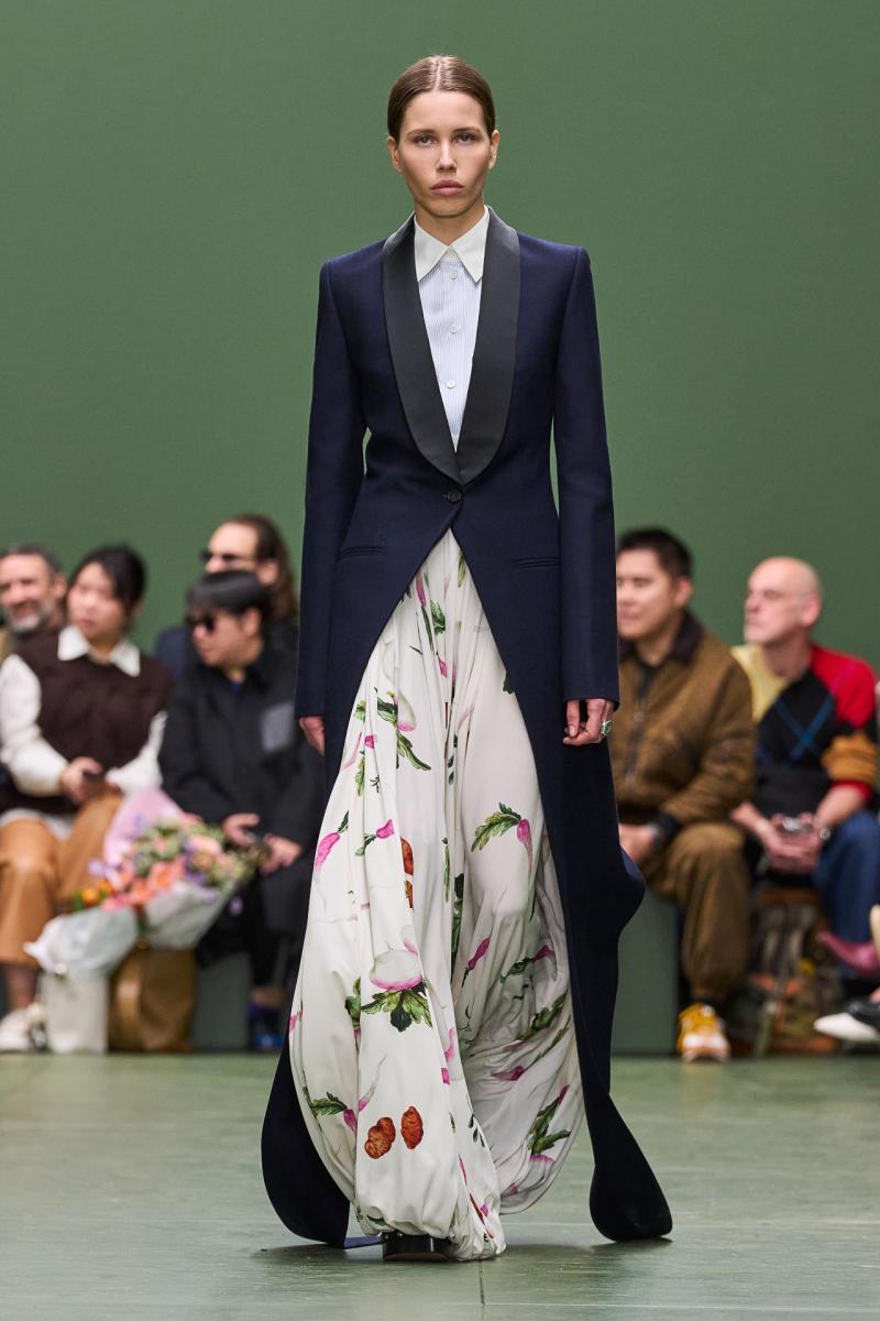 LOEWE FW24 WW SHOW RUNWAY LOOK 8 FRONT RGB CROPPED 2X3