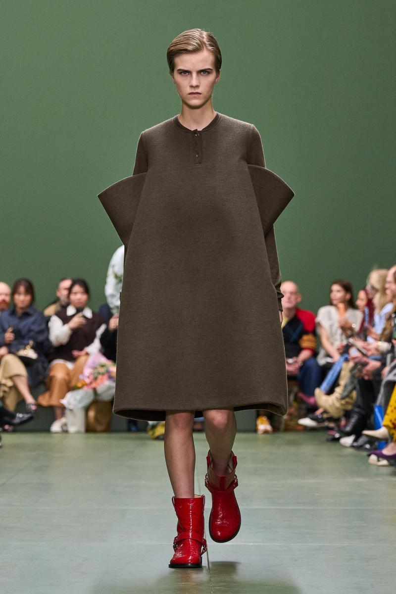 LOEWE FW24 WW SHOW RUNWAY LOOK 9 FRONT RGB CROPPED 2X3