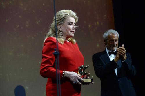 72568-Award_Ceremony_-_VENEZIA_79_-_Catherine_Deneuve__Credits_La_Biennale_di_Venezia_-_Foto_ASAC__ph_Giorgio_Zucchiatti___5_