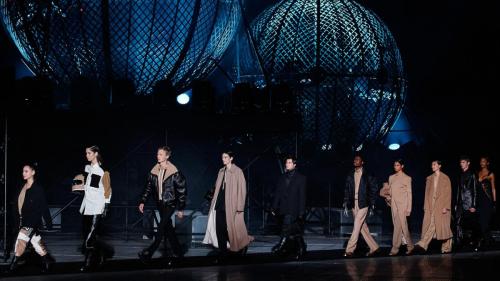 FW22_BOSS_SHOW_MILAN_RUNWAY_FINALE_0270_16x9