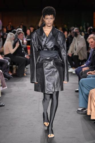 MM6_SS23_Runway_IG_Look_001