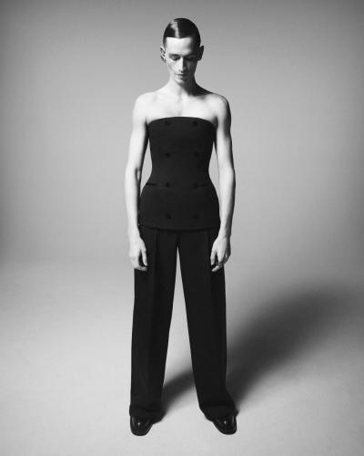 AMQ AW23 ELLIOTT 01 CLEAN INSTAPORTRAIT