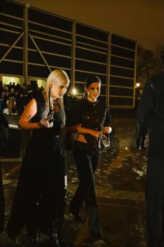 Abby-Roberts-and-Charlotte-Roberts-at-the-Alexander-McQueen-FW23-Show002
