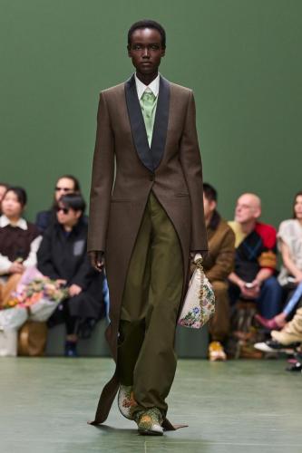 LOEWE FW24 WW SHOW RUNWAY LOOK 15 FRONT RGB CROPPED 2X3