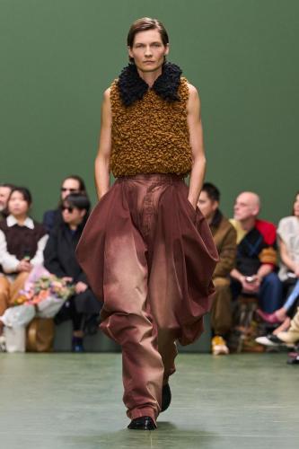 LOEWE FW24 WW SHOW RUNWAY LOOK 16 FRONT RGB CROPPED 2X3