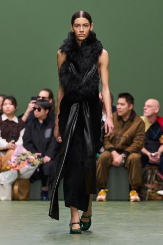 LOEWE FW24 WW SHOW RUNWAY LOOK 17 FRONT RGB CROPPED 2X3