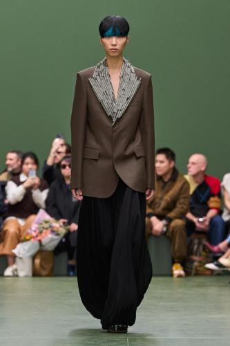 LOEWE FW24 WW SHOW RUNWAY LOOK 19 FRONT RGB CROPPED 2X3