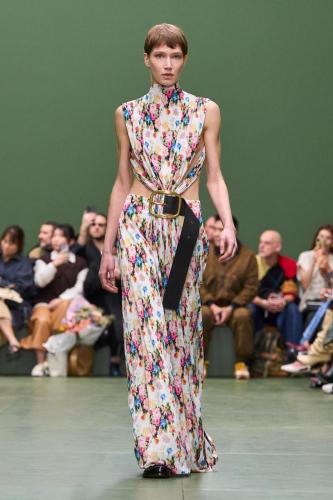 LOEWE FW24 WW SHOW RUNWAY LOOK 1 FRONT RGB CROPPED 2X3