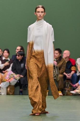 LOEWE FW24 WW SHOW RUNWAY LOOK 20 FRONT RGB CROPPED 2X3