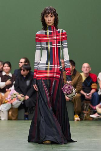 LOEWE FW24 WW SHOW RUNWAY LOOK 21 FRONT RGB CROPPED 2X3