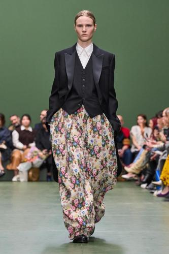 LOEWE FW24 WW SHOW RUNWAY LOOK 23 FRONT RGB CROPPED 2X3