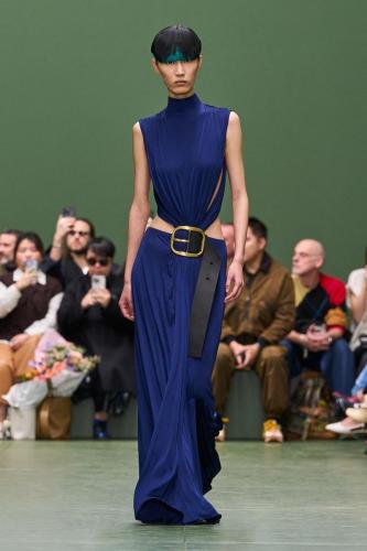 LOEWE FW24 WW SHOW RUNWAY LOOK 2 FRONT RGB CROPPED 2X3