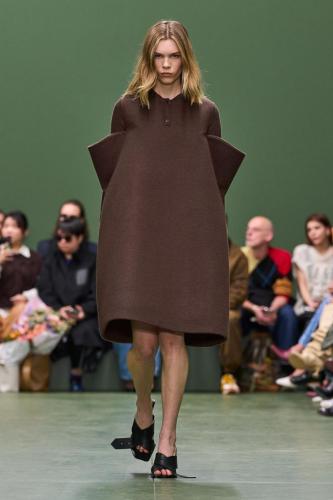 LOEWE FW24 WW SHOW RUNWAY LOOK 30 FRONT RGB CROPPED 2X3