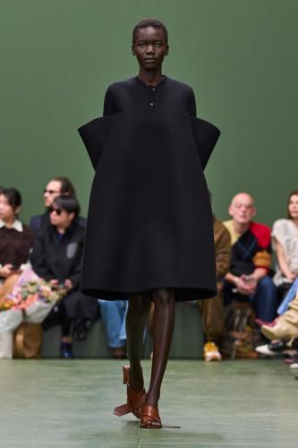 LOEWE FW24 WW SHOW RUNWAY LOOK 32 FRONT RGB CROPPED 2X3