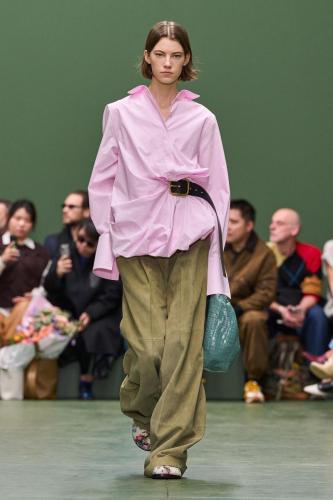 LOEWE FW24 WW SHOW RUNWAY LOOK 33 FRONT RGB CROPPED 2X3
