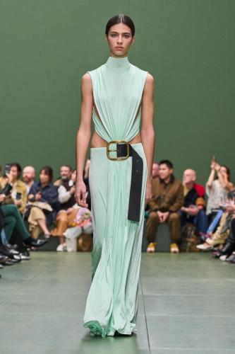 LOEWE FW24 WW SHOW RUNWAY LOOK 3 FRONT RGB CROPPED 2X3