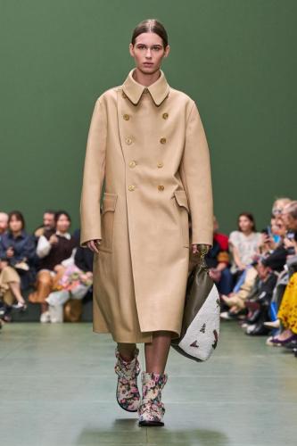 LOEWE FW24 WW SHOW RUNWAY LOOK 42 FRONT RGB CROPPED 2X3