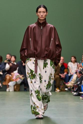 LOEWE FW24 WW SHOW RUNWAY LOOK 43 FRONT RGB CROPPED 2X3