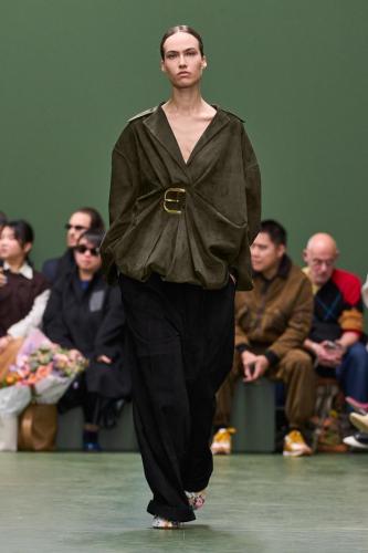 LOEWE FW24 WW SHOW RUNWAY LOOK 46 FRONT RGB CROPPED 2X3