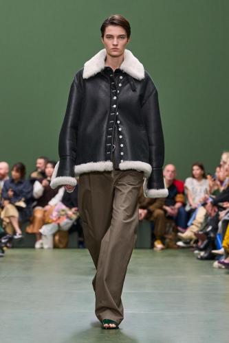 LOEWE FW24 WW SHOW RUNWAY LOOK 49 FRONT RGB CROPPED 2X3