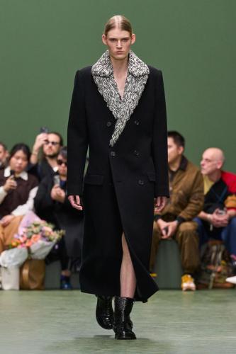 LOEWE FW24 WW SHOW RUNWAY LOOK 4 FRONT RGB CROPPED 2X3