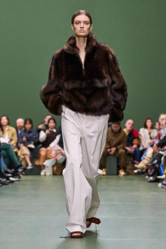 LOEWE FW24 WW SHOW RUNWAY LOOK 50 FRONT RGB CROPPED 2X3