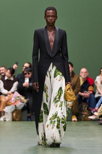 LOEWE FW24 WW SHOW RUNWAY LOOK 5 FRONT RGB CROPPED 2X3