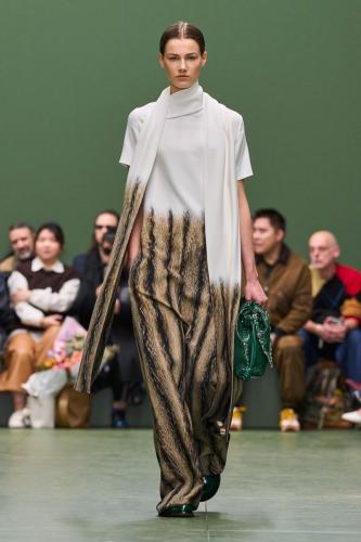 LOEWE FW24 WW SHOW RUNWAY LOOK 6 FRONT RGB CROPPED 2X3