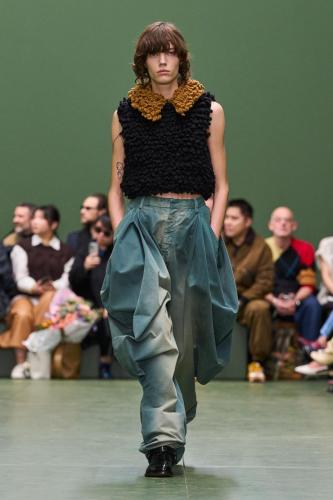 LOEWE FW24 WW SHOW RUNWAY LOOK 7 FRONT RGB CROPPED 2X3