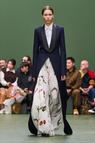 LOEWE FW24 WW SHOW RUNWAY LOOK 8 FRONT RGB CROPPED 2X3