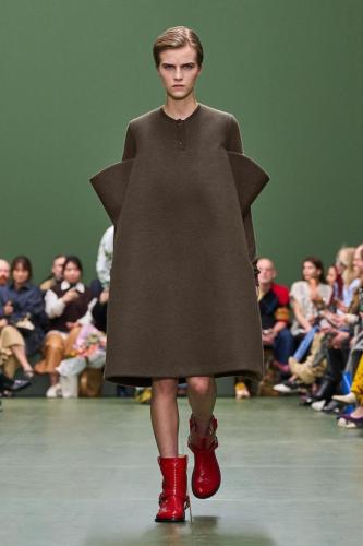 LOEWE FW24 WW SHOW RUNWAY LOOK 9 FRONT RGB CROPPED 2X3