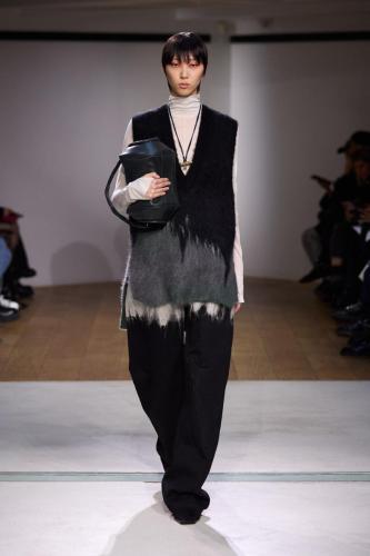 Mame Kurogouchi fw24 runway press look02